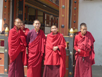 ブータンでは多くの修行僧と会うことが出来ますブータンでは多くの修行僧と会うことが出来ます